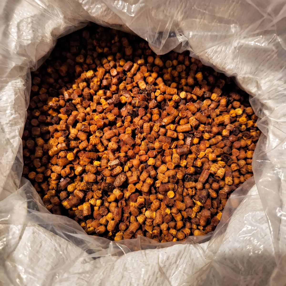 Bišu maize — ziedputekšņu granulas maisā